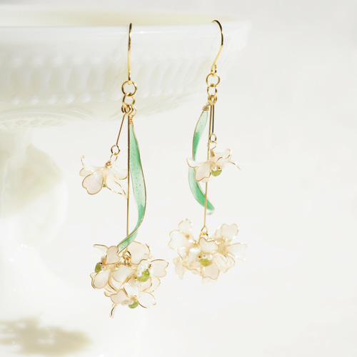 揺れるパールホワイトの花とウェーブリーフのピアス・イヤリング 