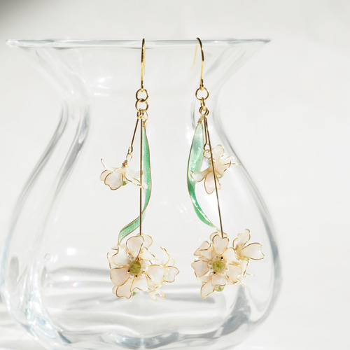 揺れるパールホワイトの花とウェーブリーフのピアス・イヤリング 