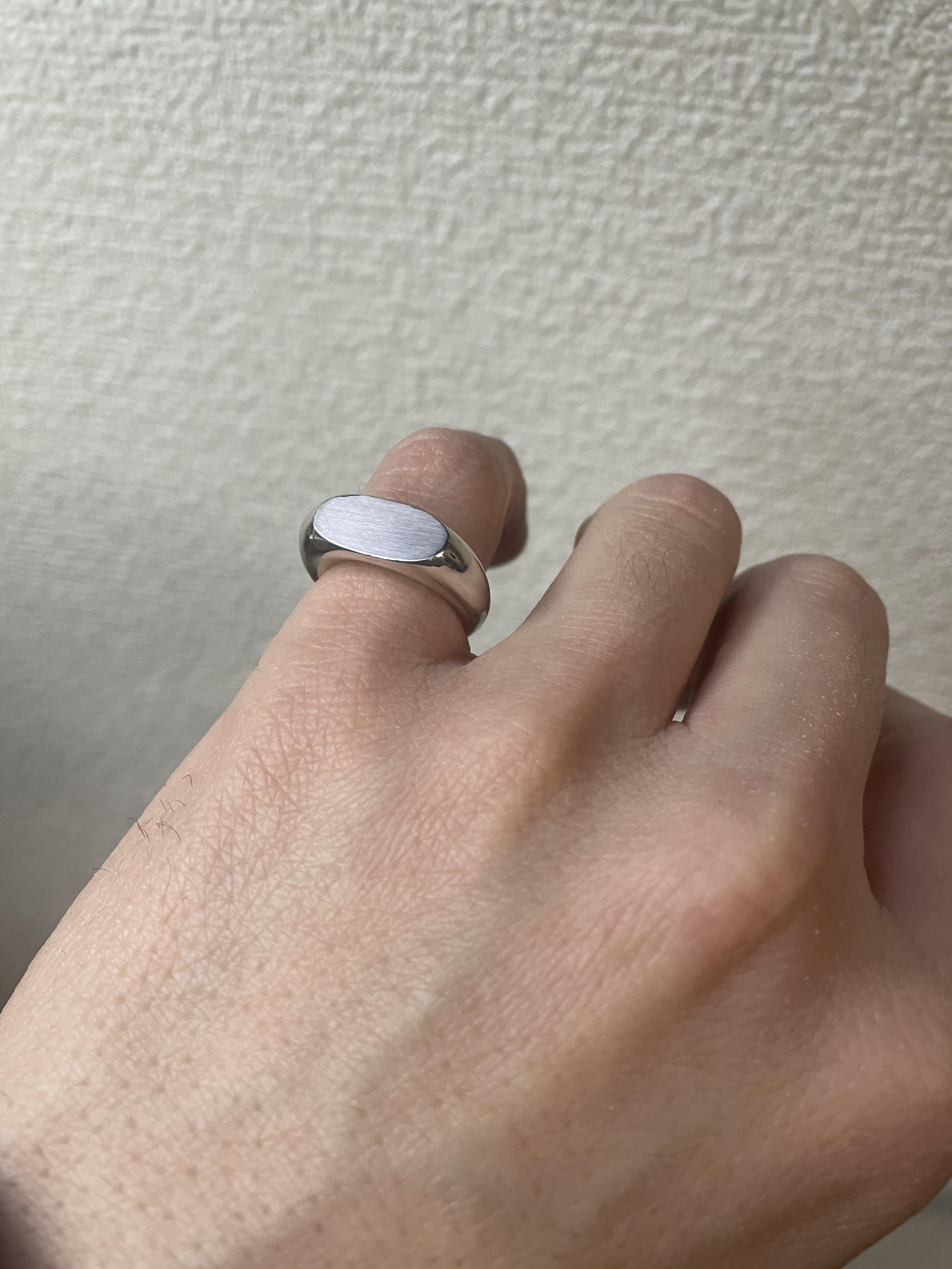 太めの横長楕円のリング