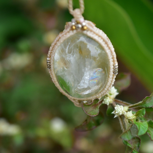 虹入り☆ベールとアンフィボール☆ホワイトガーデンクォーツ マクラメ  