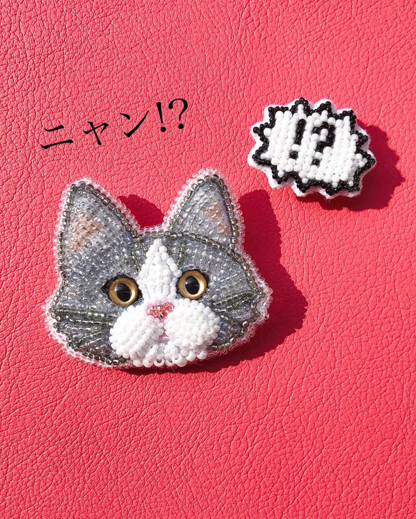 ビーズ刺繍　✳︎驚きのハチワレにゃんことクエスチョンminiブローチset✳︎ /ねこ/猫の日/はちわれ/はちわれ猫 1枚目の画像
