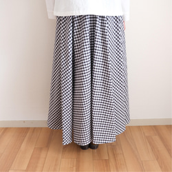 格紋圓形褶皺半身裙 白 x 黑 第6張的照片