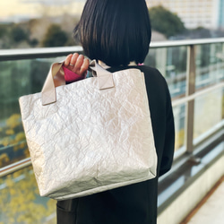 特製輕質皺褶手提包（銀色和灰色毛皮），小號 M 第15張的照片