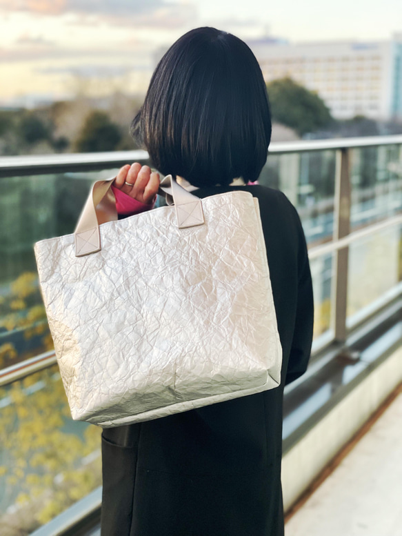 特製輕質皺褶手提包（銀色和灰色毛皮），小號 M 第15張的照片