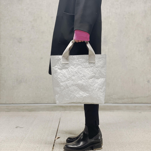 特製輕質皺褶手提包（銀色和灰色毛皮），小號 M 第2張的照片