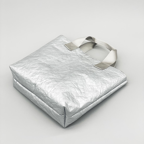 特製輕質皺褶手提包（銀色和灰色毛皮），小號 M 第7張的照片