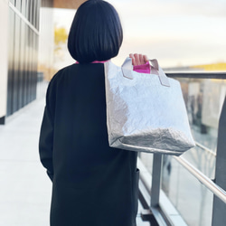 特製輕質皺褶手提包（銀色和灰色毛皮），小號 M 第13張的照片