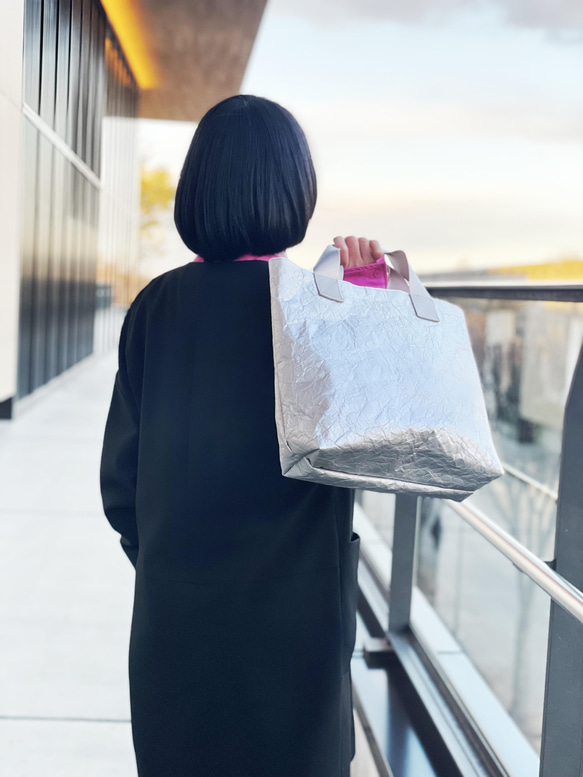 特製輕質皺褶手提包（銀色和灰色毛皮），小號 M 第13張的照片