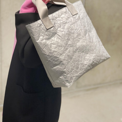 特製輕質皺褶手提包（銀色和灰色毛皮），小號 M 第18張的照片