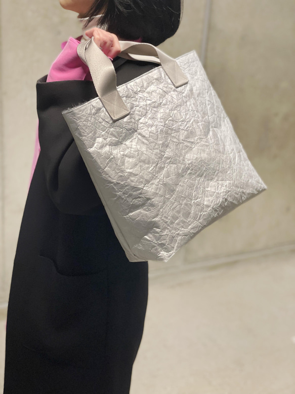 特製輕質皺褶手提包（銀色和灰色毛皮），小號 M 第18張的照片