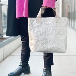 特製輕質皺褶手提包（銀色和灰色毛皮），小號 M 第12張的照片