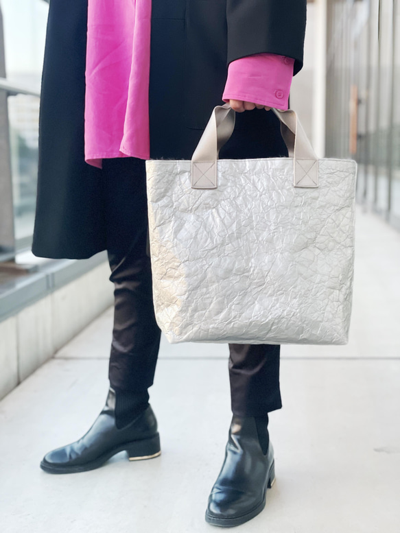 特製輕質皺褶手提包（銀色和灰色毛皮），小號 M 第12張的照片