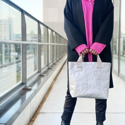 特製輕質皺褶手提包（銀色和灰色毛皮），小號 M 第14張的照片