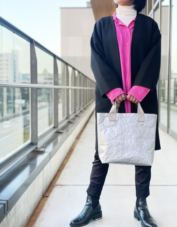 特製輕質皺褶手提包（銀色和灰色毛皮），小號 M 第14張的照片