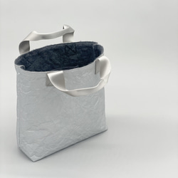 特製輕質皺褶手提包（銀色和灰色毛皮），小號 M 第9張的照片