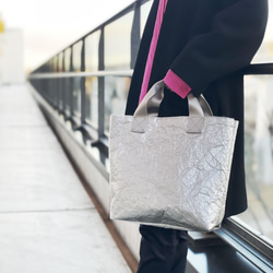 特製輕質皺褶手提包（銀色和灰色毛皮），小號 M 第10張的照片