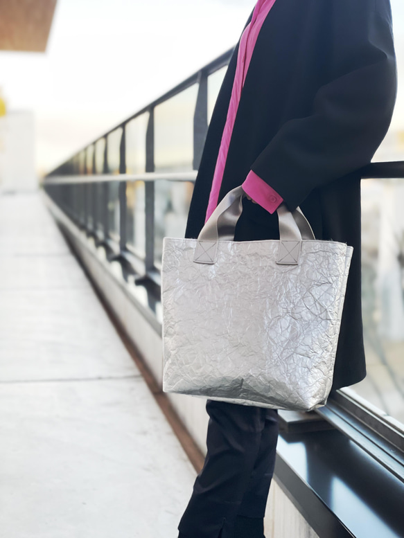 特製輕質皺褶手提包（銀色和灰色毛皮），小號 M 第10張的照片