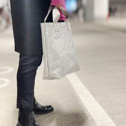 特製輕質皺褶手提包（銀色和灰色毛皮），小號 M 第17張的照片