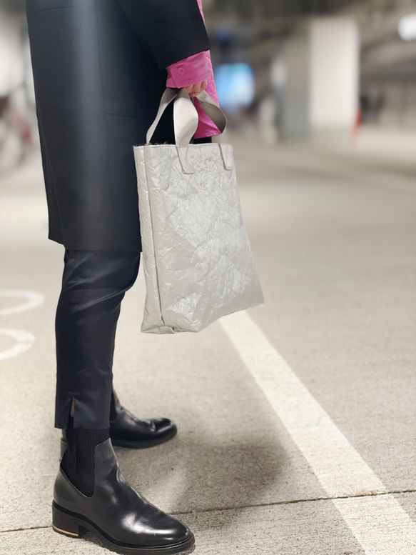 特製輕質皺褶手提包（銀色和灰色毛皮），小號 M 第17張的照片