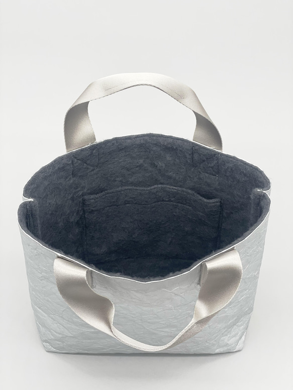 特製輕質皺褶手提包（銀色和灰色毛皮），小號 M 第6張的照片