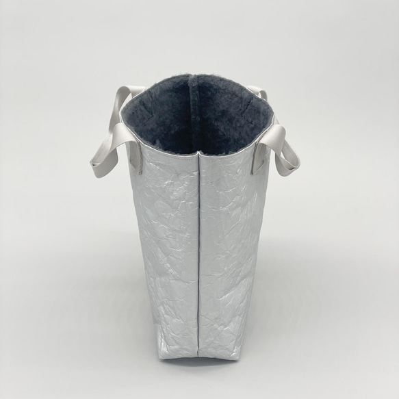 特製輕質皺褶手提包（銀色和灰色毛皮），小號 M 第4張的照片