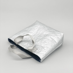 特製輕質皺褶手提包（銀色和灰色毛皮），小號 M 第8張的照片