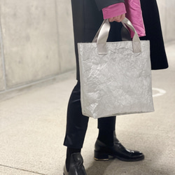 特製輕質皺褶手提包（銀色和灰色毛皮），小號 M 第16張的照片