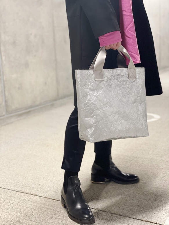 特製輕質皺褶手提包（銀色和灰色毛皮），小號 M 第16張的照片