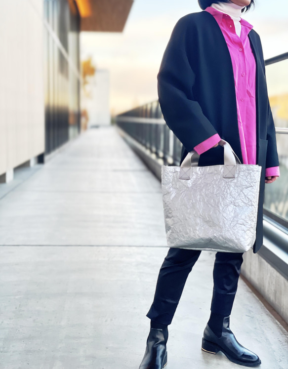 特製輕質皺褶手提包（銀色和灰色毛皮），小號 M 第11張的照片