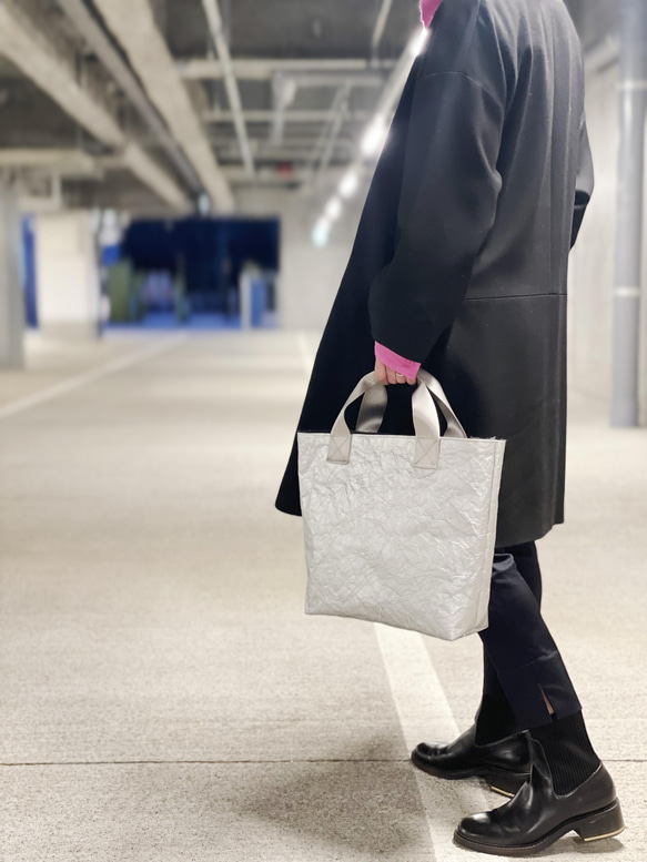 特製輕質皺褶手提包（銀色和灰色毛皮），小號 M 第20張的照片