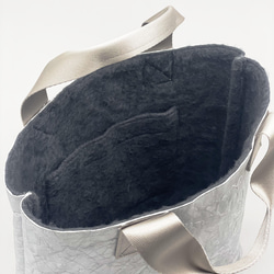 特製輕質皺褶手提包（銀色和灰色毛皮），小號 M 第5張的照片