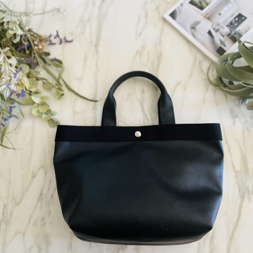 ブラック トートバッグ 合成皮革 黒い合成皮革トートバッグ タッセル