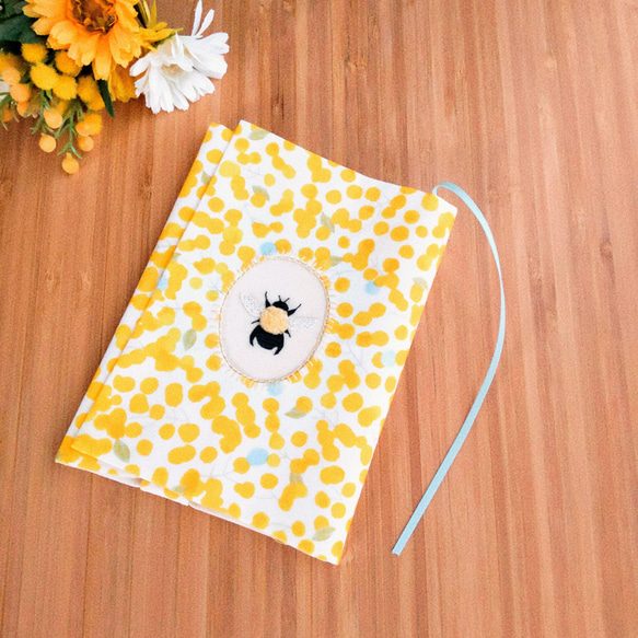 手刺繍のブックカバー ✿ 春のクマバチ ✿ ブックカバー tipippo