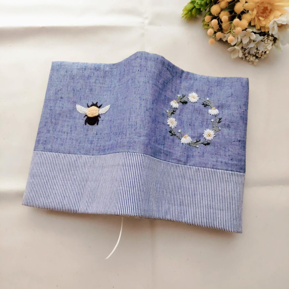 手刺繍のブックカバー　✿ 蜂とリース-A ✿ 1枚目の画像