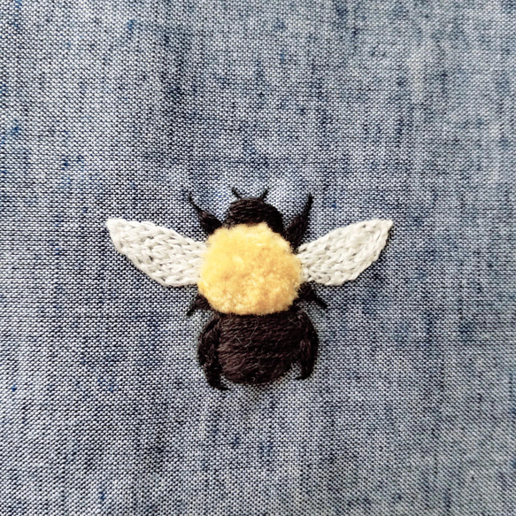 手刺繍のブックカバー　✿ 蜂とリース-A ✿ 5枚目の画像