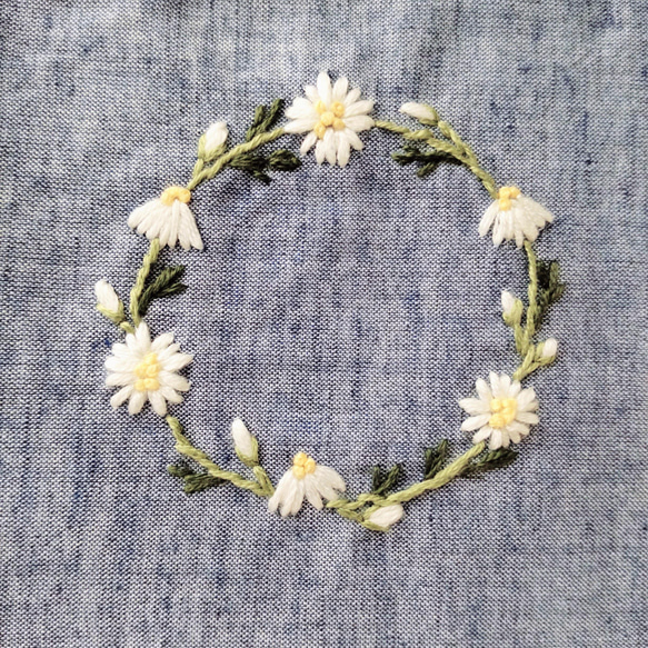 手刺繍のブックカバー　✿ 蜂とリース-A ✿ 6枚目の画像