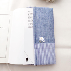 手刺繍のブックカバー　✿ 蜂とリース-A ✿ 3枚目の画像