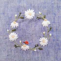 手刺繍のブックカバー　✿ 蜂とリース-B ✿ 6枚目の画像