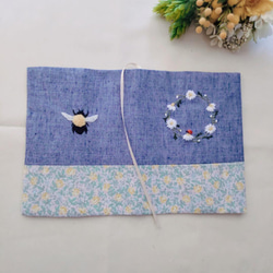 手刺繍のブックカバー　✿ 蜂とリース-C ✿ 2枚目の画像