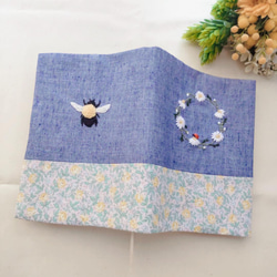 手刺繍のブックカバー　✿ 蜂とリース-C ✿ 1枚目の画像