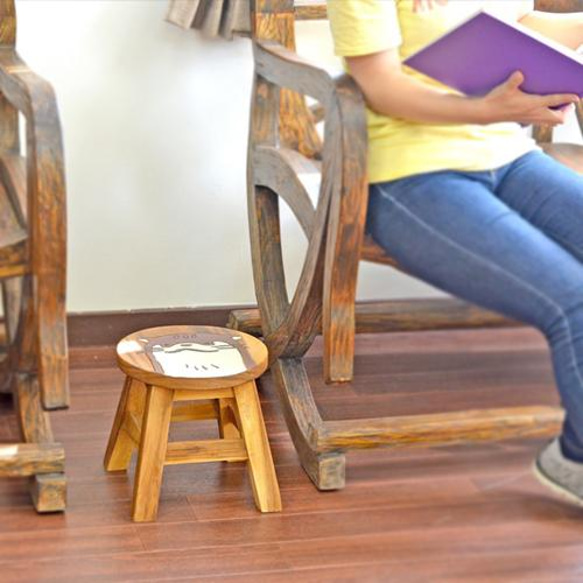 木製 ラウンド スツール カワウソ チェア いす 椅子 キッズ 花台 台座 自然素材 玄関 アニマル F-0469-KA 5枚目の画像