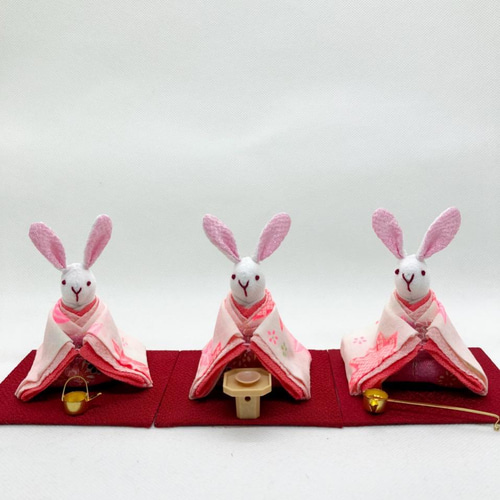 ちょこんとかわいい かわいい和柄のお着物の うさぎの三人官女(お道具