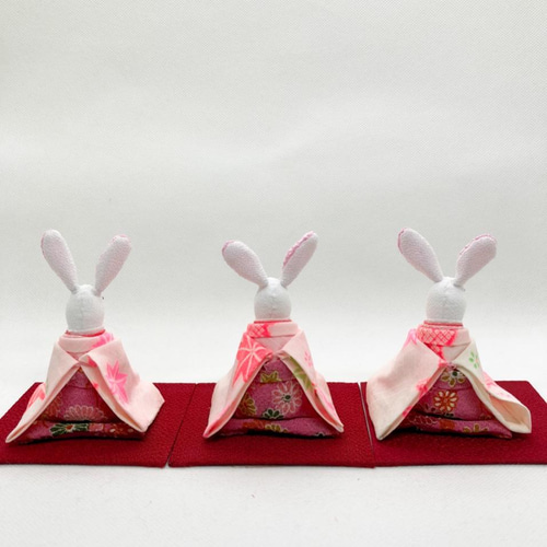 ちょこんとかわいい かわいい和柄のお着物の うさぎの三人官女(お道具