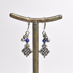 無盡的結和青金石，花卉裝飾印度銀小鍾形耳環 第3張的照片