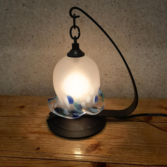 気泡たっぷり　すずらん　卓上ランプ　ガラスランプ 気泡たっぷり すずらん 卓上ランプ ガラスランプ すずらんランプ