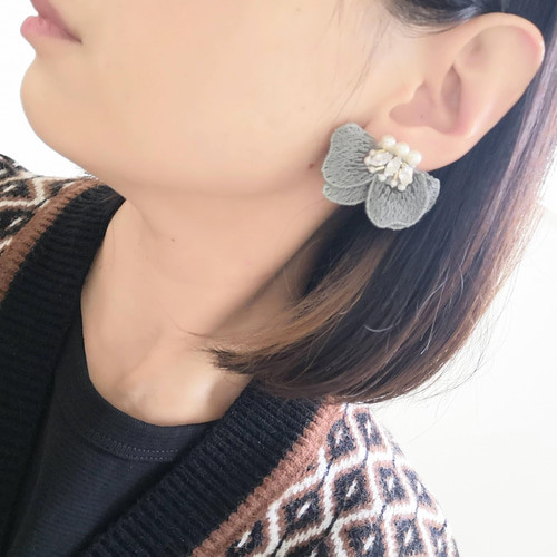 ஜ新色ஜフラワーレース（グレー）のビーズ刺繍ピアス／イヤリング