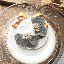 ஜ新色ஜフラワーレース（グレー）のビーズ刺繍ピアス／イヤリング