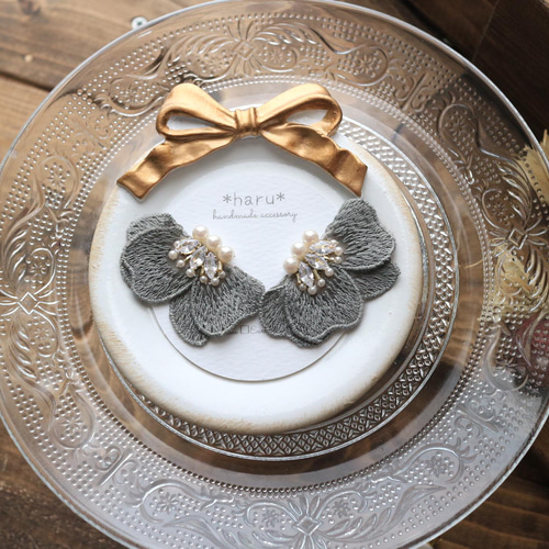 ஜ新色ஜフラワーレース（グレー）のビーズ刺繍ピアス／イヤリング