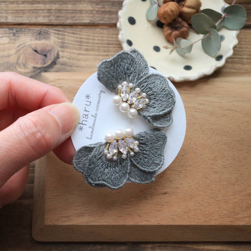 ஜ新色ஜフラワーレース（グレー）のビーズ刺繍ピアス／イヤリング