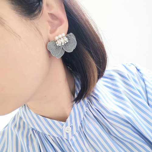 ஜ新色ஜフラワーレース（グレー）のビーズ刺繍ピアス／イヤリング